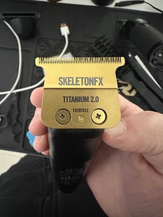 Vand Rovra Voron impreuna cu un trimmer babyliss cu lame noi pe el