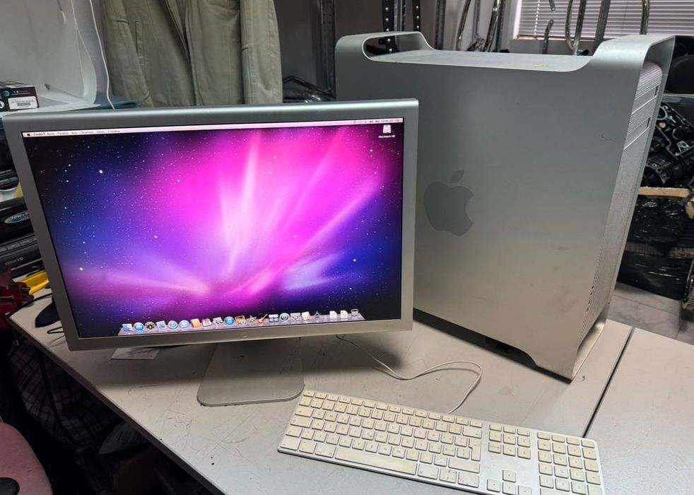 Компютър Apple Mac Pro A1115 + монитор и клавиатура