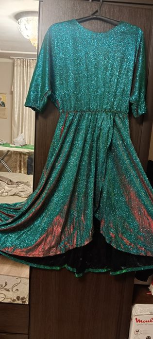 Продам костюмы и платье