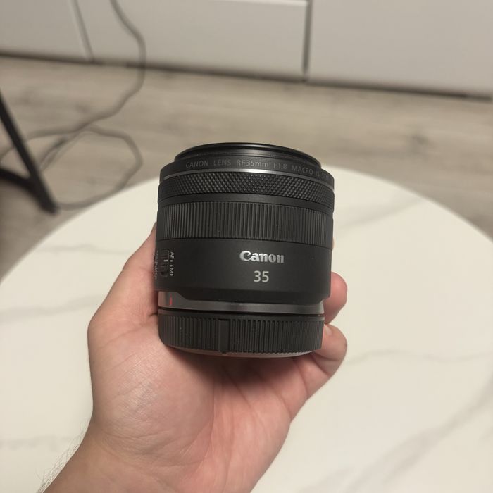 Canon RF 35mm f/1.8 Macro IS STM