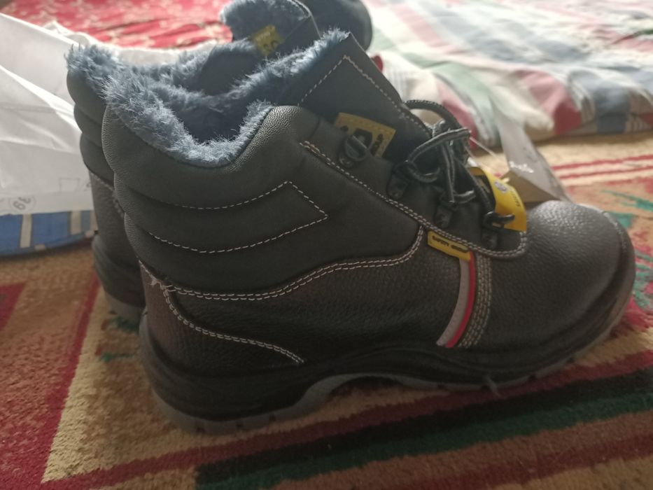 Спецботинка сатылады