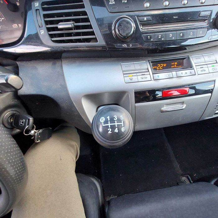 Продавам Honda FR-V 2.2D. в много добро състояние.