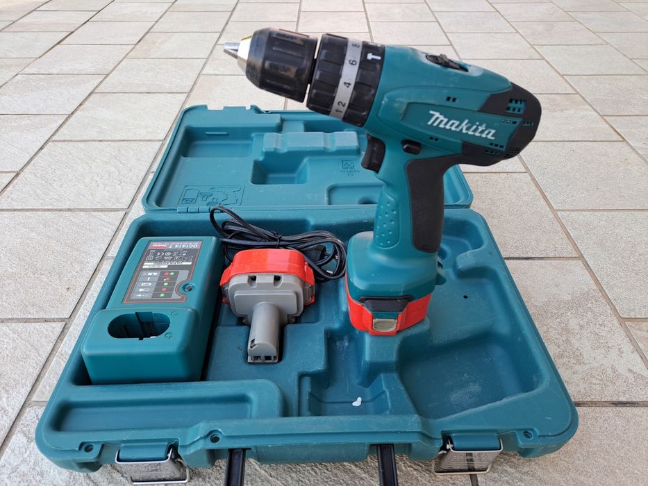 Masina de gaurit Makita 8271D, 2 baterii