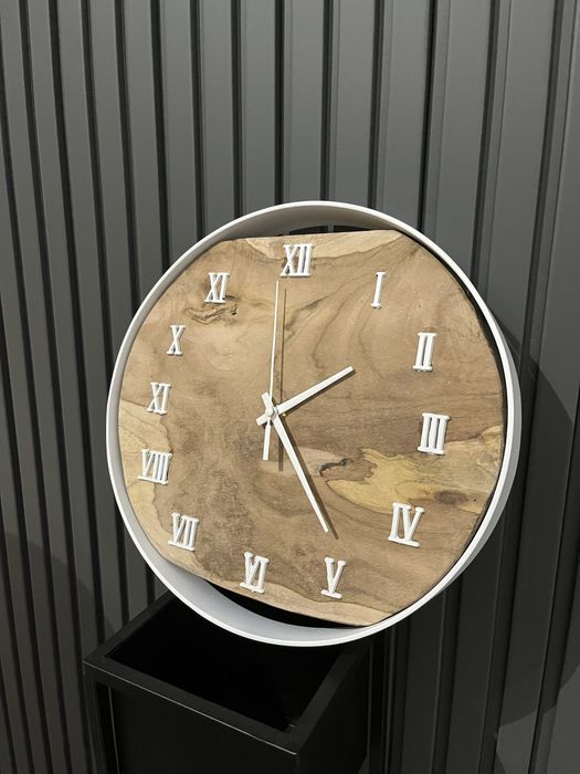 Ръчно изработен часовник от дърво и метална рамка със скандинавски мъх