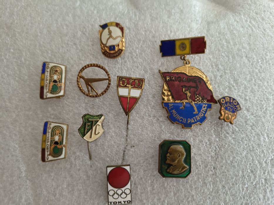Diverse insigne de colecție sportive retro