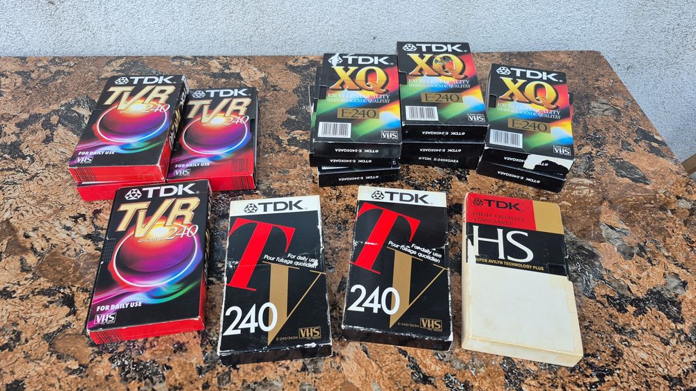 Vând o colecție de 48casete video VHS originale TDK de 240 de minute