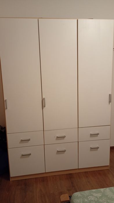 Vând dulap cu 3 usi