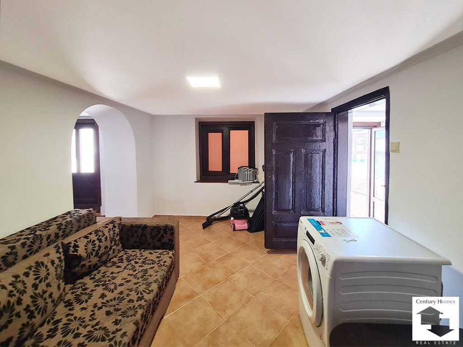 145331 Просторен селски имот с две самостоятелни пристройки за гости, басейн в с. Страхилово, само на 50 минути от Велико Търново