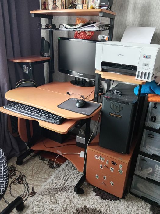 Компьютерный стол.