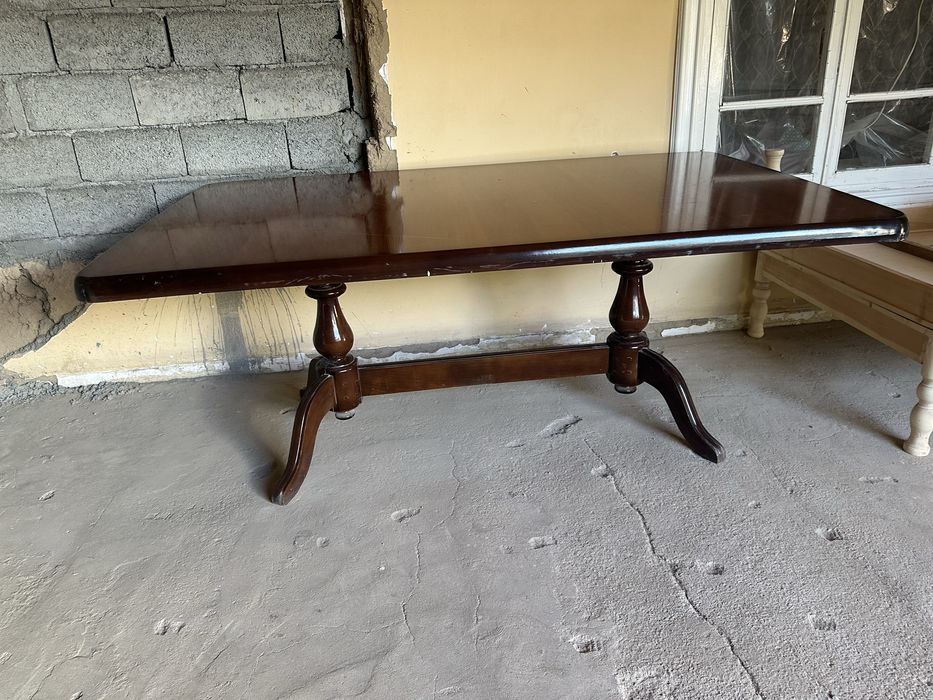 Yaxshi holatdagi 8 kishilik  stol stul sotiladi