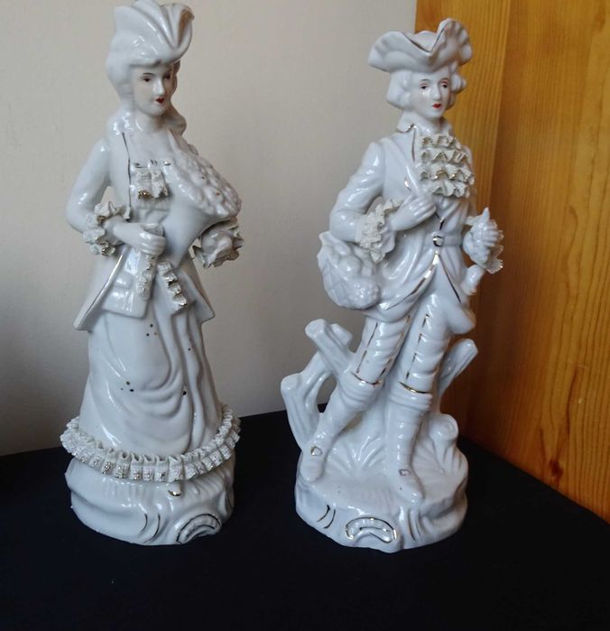 Много големи порцеланови фигури във Викториянски стил, с дантела.