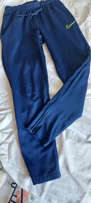 Продавам мъжко долнище Nike