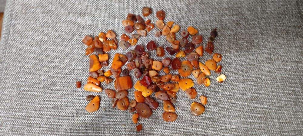 Бусы из натурального янтаря. Частично обработанные. За всё 150 тысяч.