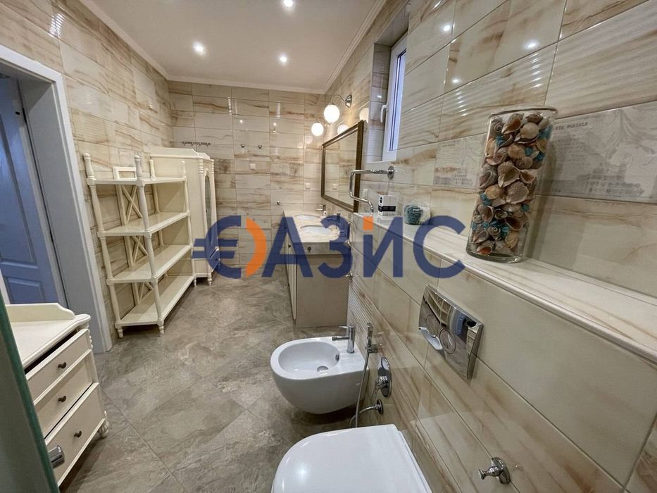 Луксозна триетажна къща край морето в комплекс "Олимпия", Созопол,