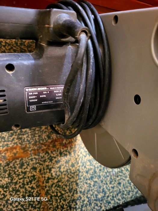 Настолен потапящ циркуляр (герунг) Black & Decker Plus SR700 с мощност 1050W