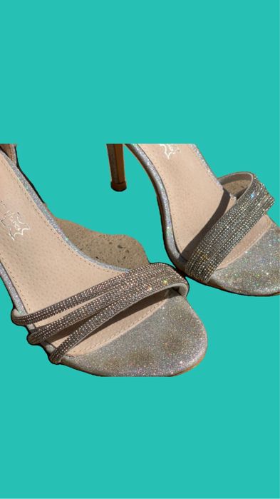 Сандали на висок ток