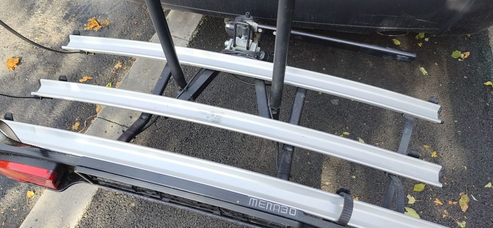 Suport pe carlig pentru 3 biciclete,rabatabil.