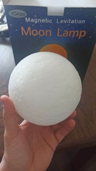 Левитираща луна лампа