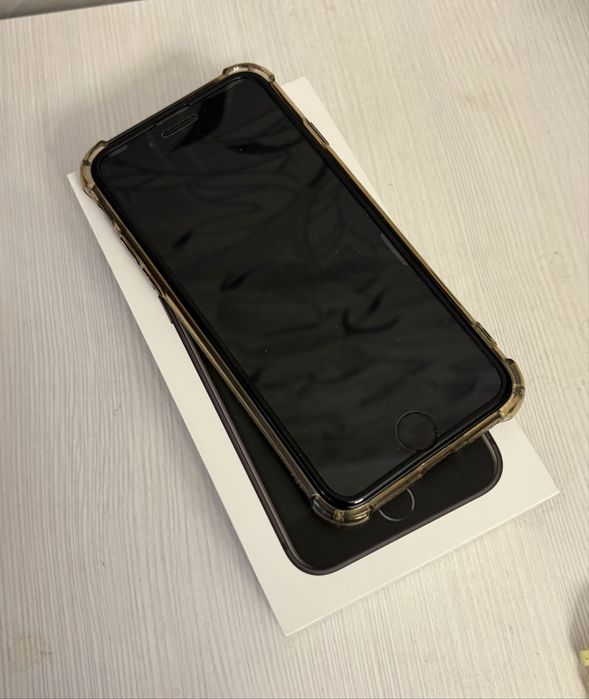 Продам Iphone SE 2020
