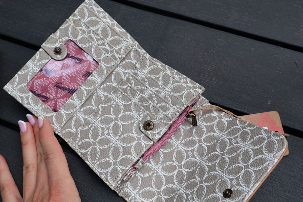 Дамски портфейли