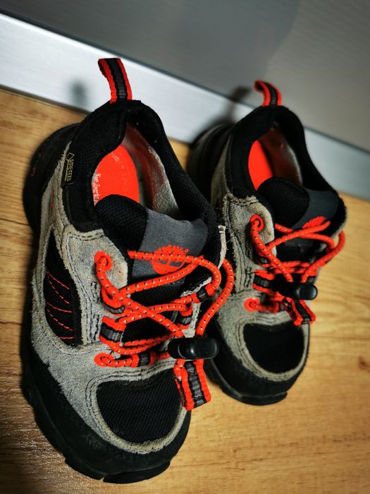 Adidași  copii Timberland  Gore-tex marimea 25