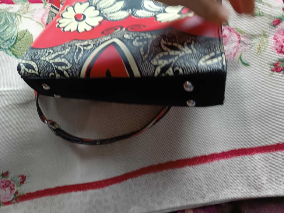 червено и черно ест. кожа чанта на Габина