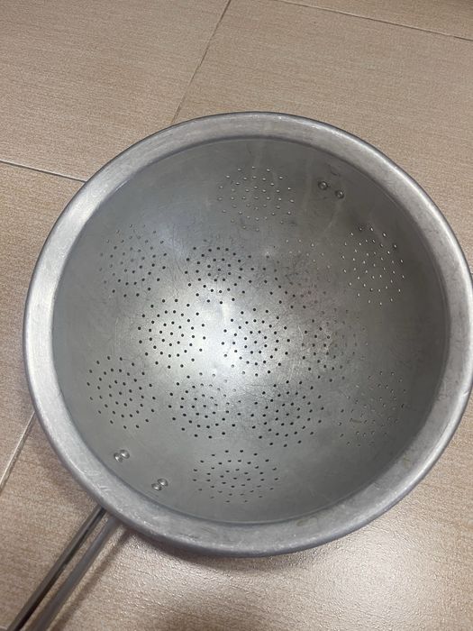 Продается эмалированный таз и алюм друшлаг