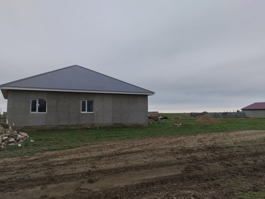 Салынып бітпеген үй сатылады.