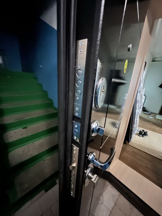 Продам входную дверь