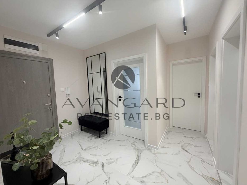 оф.25472 Дизайнерски тристаен/ Съдийски