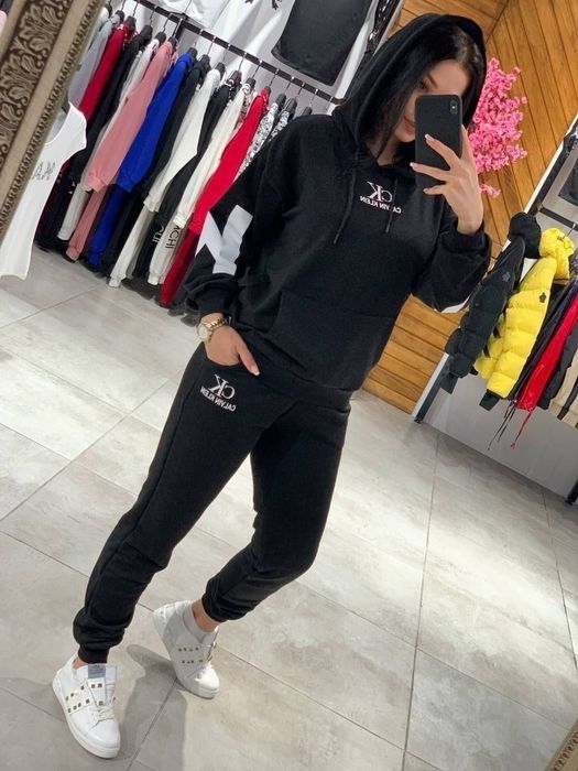 Compleu Calvin Klein 
Marimi  XXL 
Preț 270 lei