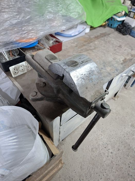 Метал стол + Тиски + Ключлар ..