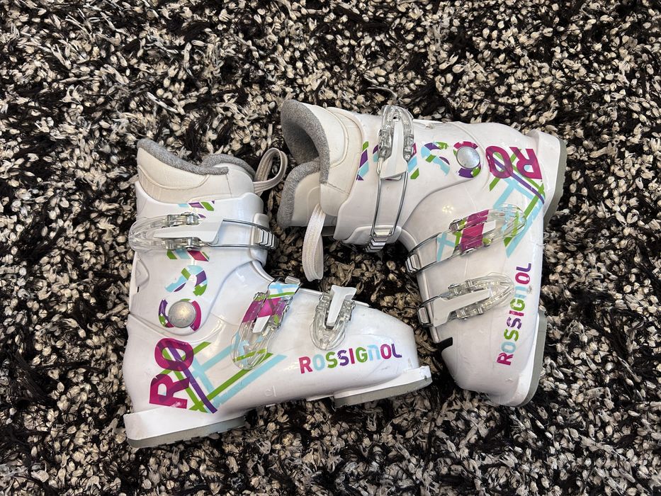 Ски, обувки, каска с визьор и щеки