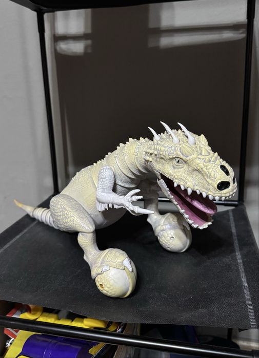 Dinozauri Jurassic World Indominus si Loturi de dino