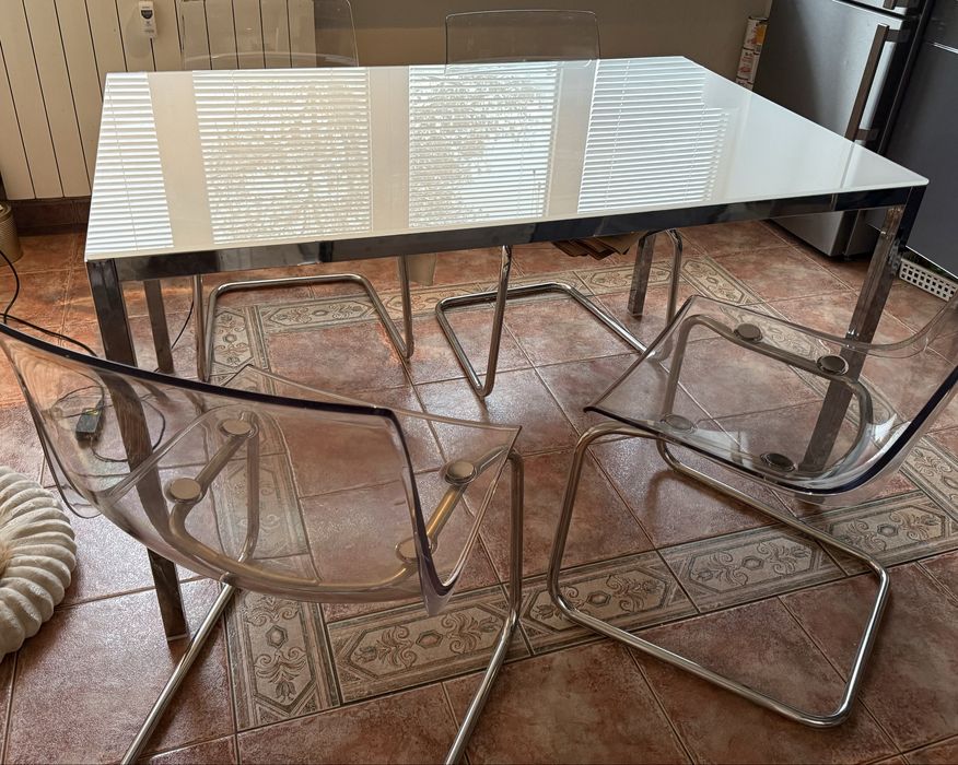 Трапезна маса Икеа с 4 стола