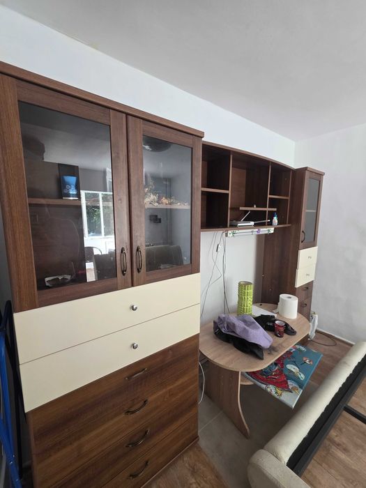 Mobilier maro cu spatiu pentru birou