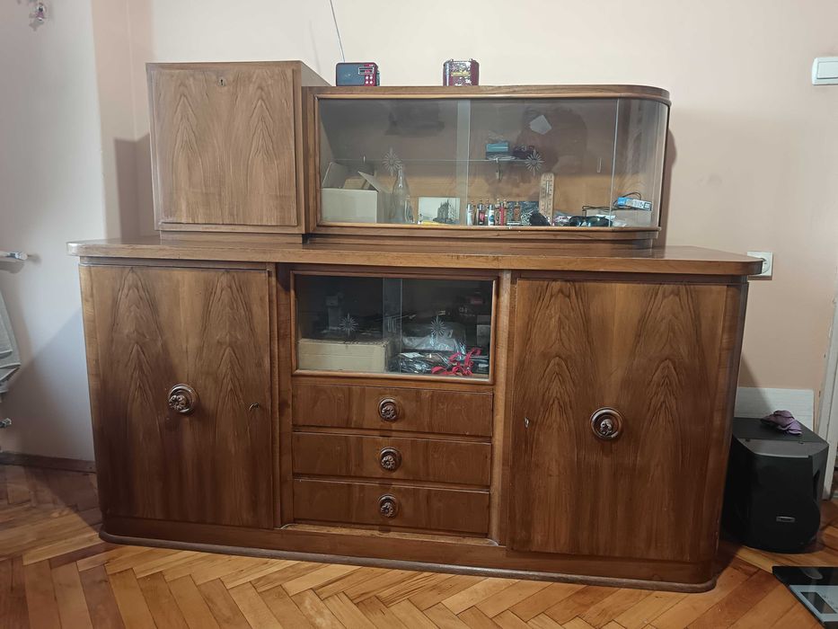 Продава се Красив Дървен Бюфет Орех 180 x 60 см Скрин Мебел