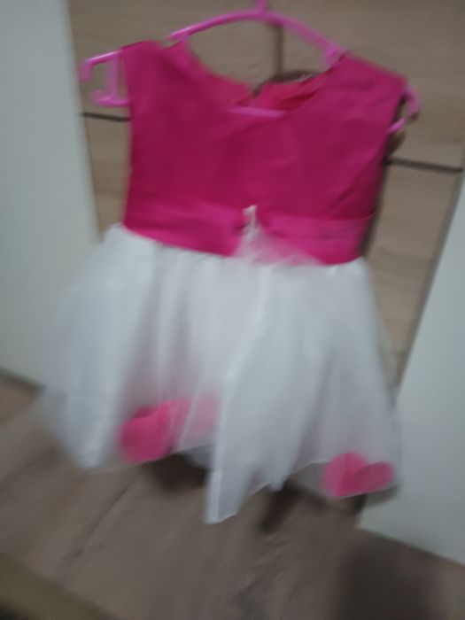 Vând rochițe de fetiță purtate de 2 ori preț 10 lei bucata și încălțăm