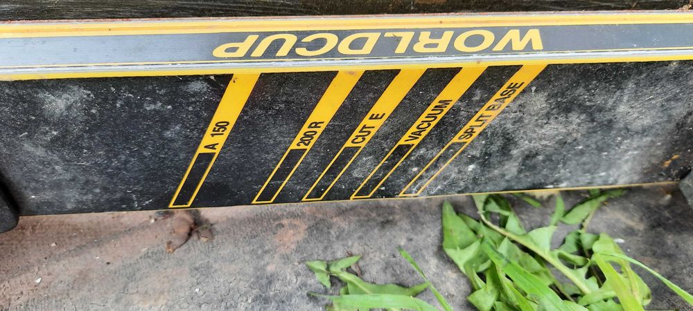 Vând schiuri + bete + cască  – Preț de pachet sau individual pe item !