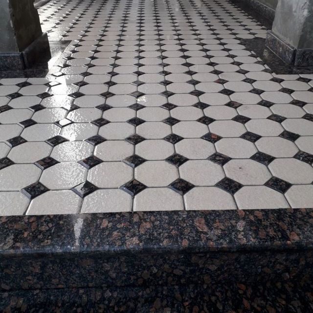 Профессиональная Установка ГРАНИТ на Цоколь. Фасад из Травертина