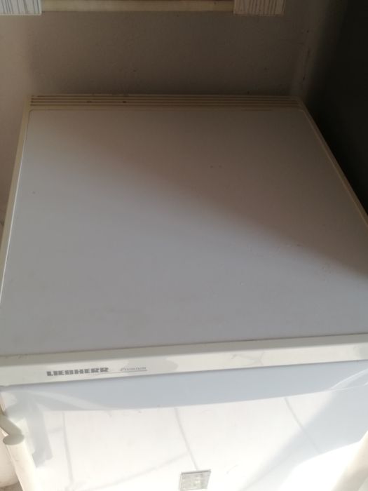 Продавам малък хладилник Либхлер