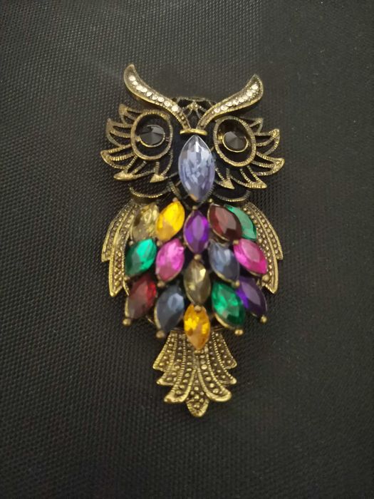 Брошка с камъни Бухал