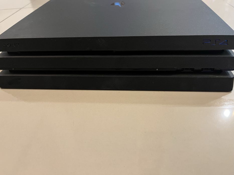 Vând PS4, este folosit dar funcțional