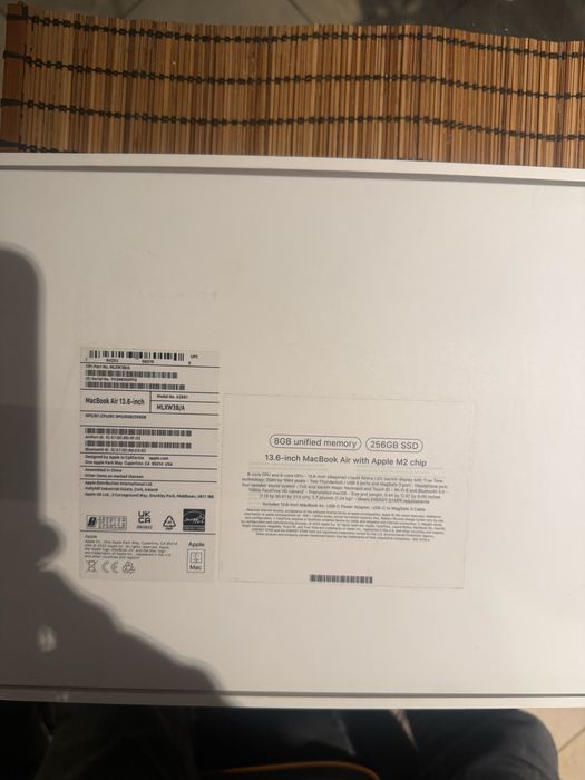 Macbook air 13,6 inch cu chip M2 apple,256 gb Ssd,ca nou,100% baterie