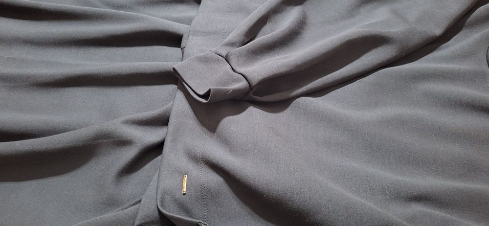 Кофта ва юбка ойшо матодан килинган. Куз ва киш мавсуми учун ажойиб.