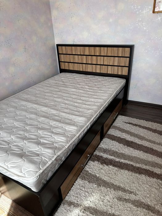 Продам кровать с матрасом