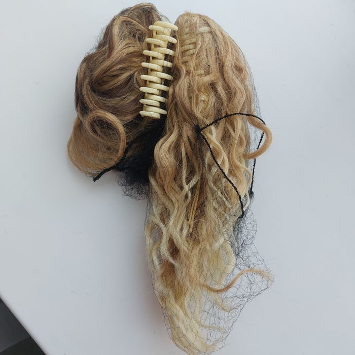 Хвост на заколке