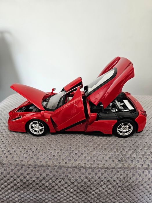 Macheta metalica Enzo ferrari hotwheels scara 1:18