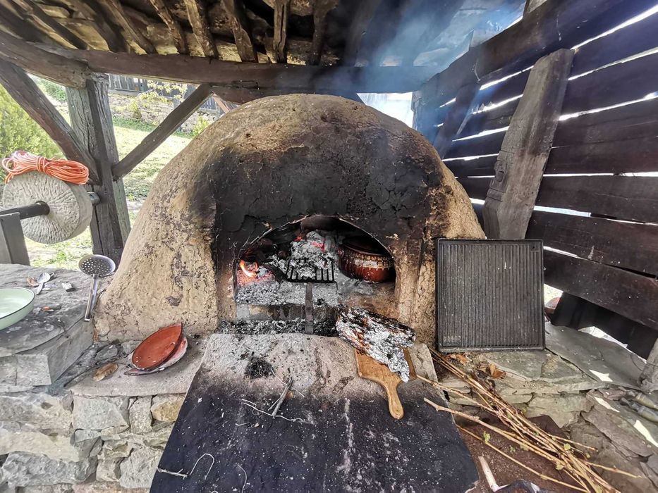 Реставрирана къща в с. Орловци до резерват Боженци