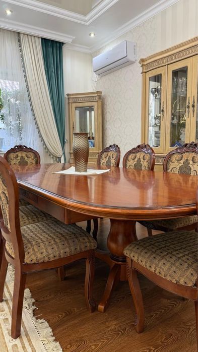 Обеденный гостевой стол